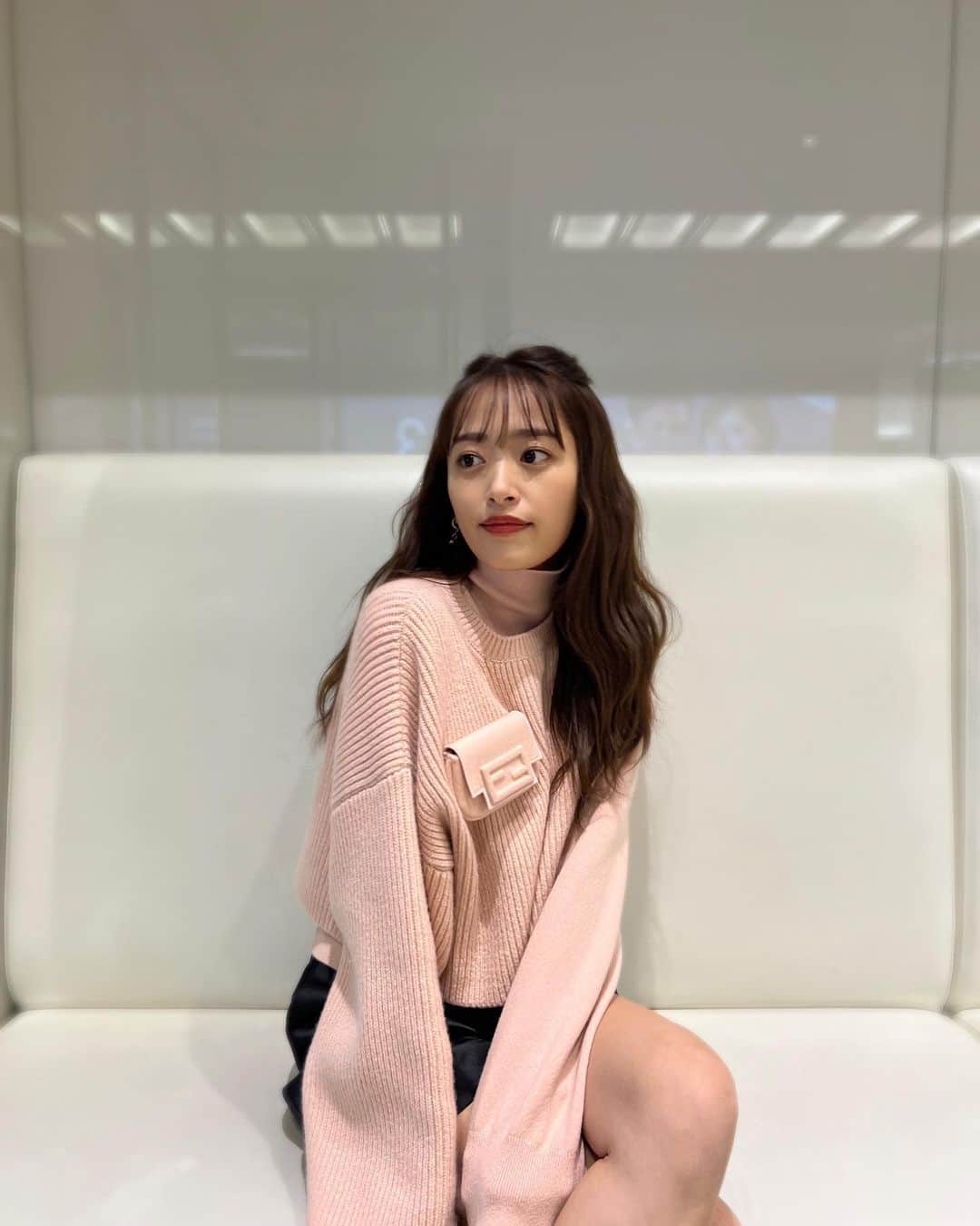 近藤千尋のインスタグラム：「今週もお疲れ様でした💓 衣装は　@fendi 🤍🤍 やっとお布団☺️あったかい〜☺️ 今日寒過ぎてびっくりしたね😂 衣装ならではのショートパンツ🩳 私服では完全防寒な私。笑  金曜日、みんな駆け抜けたね‼️‼️💁‍♀️ お話ししよ💕」