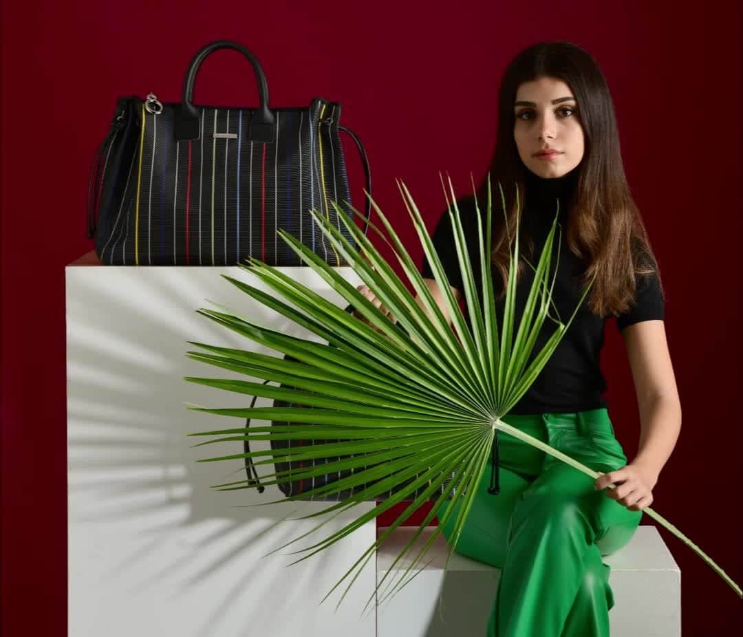 のインスタグラム：「Guest e Special Guest, le nuove borse a mano dal design elegante e moderno, che assicurano la massima praticità grazie ai manici strutturati e la tracolla rimovibile. Due dimensioni, scegli la più adatta a te!  #brandinatheoriginal #new #liscanera #borse #borsa #borsadonna #borsamare #firstposts #colors #colore #red #borsefirmate #borseartigianali #accessoridonna #accessoriuomo #fallwinter #inverno #primavera #modaitaliana #madeinitaly #simius」