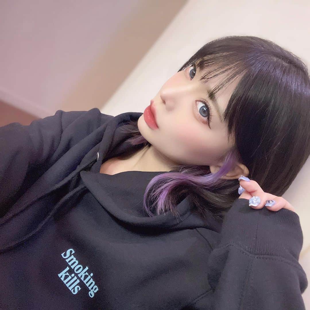 のインスタグラム：「インナーの色すぐ抜けちゃうから自分で紫いれてみた🦋 . カラートリートメントでここまで入るのすごい！ お風呂で簡単に出来たからめちゃよい～☺️💭 . 青も良かったな…絶対かわいいよね… . . . . #kyogoku #kgpro #kyogokupro #kyogokupro_official #kgカラーシャンプー #京極 #ヘアカラートリートメント #カラートリートメント #インナーカラー #インナーカラーボブ #イヤリングカラー #ハイトーン #ハイトーンボブ #黒髪 #黒髪ボブ #外ハネボブ #韓国ヘア #紫インナー #中性 #パーカー女子 #ストリートファッション #ストリート系女子 #自撮り #地雷 #fr2 #streetstyle #purple #haircolor #japanese #color PR」