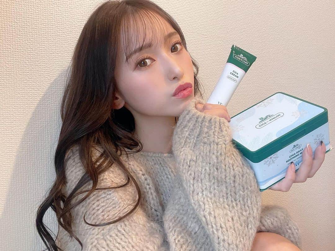 引地裕美のインスタグラム：「しっかり密着してくれる大好きな VTのCICA デイリースージングマスク🧖🏻‍♀️🌿  冬のシーズン限定のウィンターエディション登場⛄️❄️  メイクの前は肌が暖かいと化粧崩れしやすくなるから💭 保湿しながらお肌を冷やしてメイクしてるよ💄🫧 ジェルタイプのクリームと一緒に使うとゆらぎ肌ケアにも◎  Loftや東急ハンズ、PLAZAなどでgetできるよ！ みんなも冬の肌ケア忘れずに🤍  #VT #CICA #1日1CICA #VTCosmetics #韓国スキンケア #デイリースキンケア #CICAクリーム #CICAデイリースージングマスク #pr  #UMine #japan #japanesegirl」