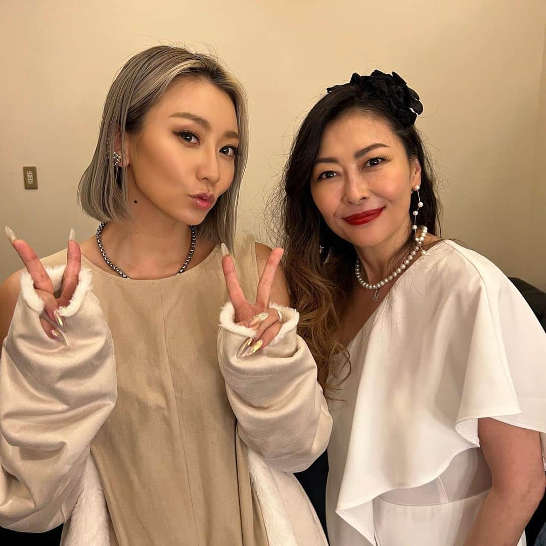 倖田來未さんのインスタグラム写真 - (倖田來未Instagram)「. 本日、ライブリハーサル終わってダッシュでBillboard Live TOKYOへ！！ 中山美穂さんのライブへ行ってきました！！ なんと、23年ぶりの単独ライブだったらしいです！ そんな貴重な記念日に立ち会えて幸せでした！！ Billboard久しぶりに行かせてもらいましたが、ほんと素敵なところやわぁ。 食事をしながら、思い出の曲を聴いて贅沢な時間でしたー❤️ ⁡ ちなみに、数ヶ月前にカラオケで「世界中の誰よりきっと」を歌わせていただきました！！笑 ⁡ #旦那と初めてカラオケした曲 #世界中の誰よりきっと #でした #カラオケ行ったら歌わない日はないです #ありがとうございました！！ #中山美穂 さん #kodakumi #倖田來未」12月2日 22時48分 - kodakumi_official