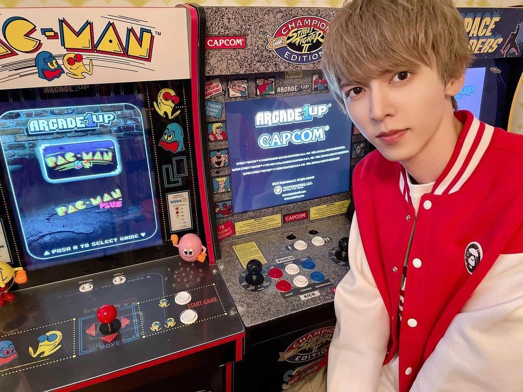 丸橋拓海のインスタグラム：「~MVオフショ~ レトロゲー置いてあったので、撮影の合間にちょっとやってました😸🕹👾 . . . #AXXX1S#アイドル#MV#レトロゲーム#ゲーム」