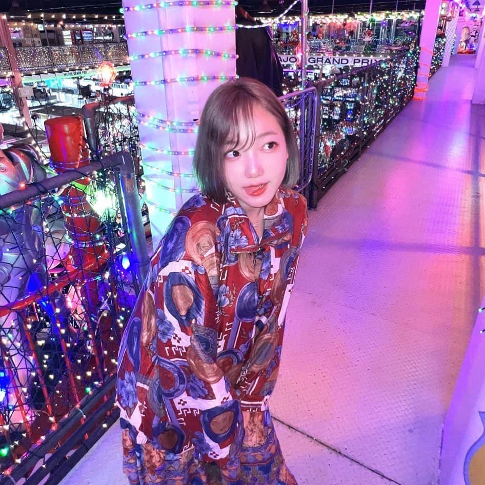 京佳のインスタグラム：「---I turned 23 ---  23歳になりました✌️🤟  今年はまず、『FRONTERA』の発売　 グラビア引退 そして、イギリスへの留学。 色んな国へ自分の足で行き、 色んな世界を自分の目でみて、感じて、出会い 人生で1番新しい事を吸収した一年でした。 その反面、世界は本当に広くて広くて、 輝いてる人たちと出会い、 自分の無力さに焦燥を感じ何度も何度も 打ち砕かれそうになりました。 とはいえ、まだ23歳！！ やりたい事たくさん✨なんなら... やりたい事しか無いの！！♾の力を信じて 挑戦する事を諦めずに ゆっくりだけど私のペースで頑張るので、 もうインスタは趣味になりつつありますが、、フォロワーの皆様 ひっそりと見守ってくれてたら嬉しいです🤭」