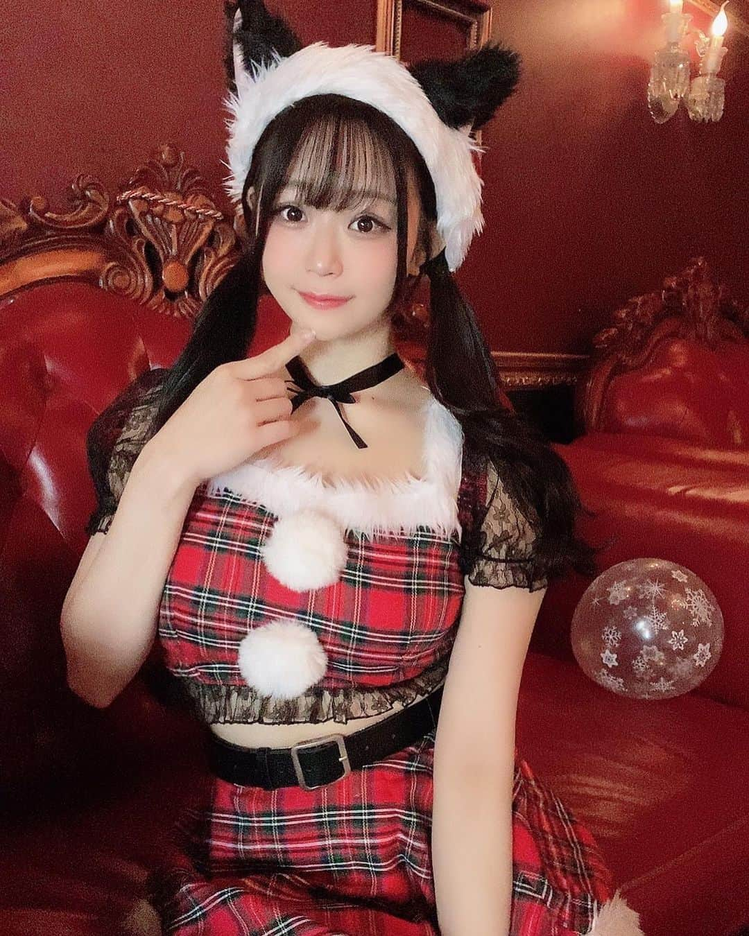 水月桃子のインスタグラム：「昨日は #クリアストーン さんの試着会にいってきました👗✨ 3種類のクリスマスコスチュームを試着させて頂きました❣️  1着目はお腹が気になるわたしでもとっても着痩せして見えるデザインで露出は控えめですが肩の透け素材もあってアイドルらしいかわいいサンタさんでした💖 猫耳サンタ帽も印象的でかわいい🐈‍⬛🐾  2着目は雪の妖精さんみたいなチュールがついたサンタコスチューム🤶💕 こちらも二の腕が隠れるパフスリーブが付いていて華奢に見えます💖 フリルとチュールがいっぱいでほんとに可愛い❤️✨  3着目は来年の干支のうさぎさんコスチューム🐰💕 ヘッドドレスがもこもこでとってもかわいいし お腹が透けてるうさぎさん衣装は初めて着たかもしれない✨✨ つけ襟も相まって赤ちゃんうさぎみたいなかんじ👶🍼  他にも新作がたーくさんあって 選べなかったよ〜！ みんなはどのコスチュームがもこたんに似合ってると思う？✨  みんなもぜひチェックしてみてね🥰🥰🥰  HP https://shop.clearstone.co.jp/  #clearstone #コスチューム #サンタコスプレ #サンタコスチューム #サンタクロース #試着会 #猫耳 #うさ耳」