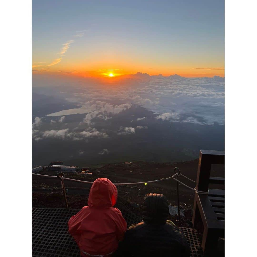 青木裕子さんのインスタグラム写真 - (青木裕子Instagram)「旅色🏔  旅色LIKESにて、親子旅の様子を連載中です✍️  これまで様々な地を旅してきた裕子さん。 意外とアクティブなんです🙈 写真は高尾山と富士山に登った時の写真です📸 (2022.9.16の記事)  少しでもみなさんの親子旅のヒントになれば嬉しいです🍃  旅色の連載は、プロフィールのハイライトのリンクよりご覧いただけます🔎 是非ご覧ください。  #旅色　#旅色LIKES #青木裕子　#裕子の日常」12月3日 9時18分 - yukoaoki_official