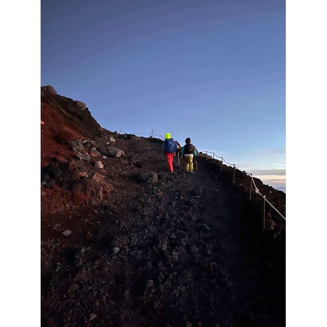 青木裕子さんのインスタグラム写真 - (青木裕子Instagram)「旅色🏔  旅色LIKESにて、親子旅の様子を連載中です✍️  これまで様々な地を旅してきた裕子さん。 意外とアクティブなんです🙈 写真は高尾山と富士山に登った時の写真です📸 (2022.9.16の記事)  少しでもみなさんの親子旅のヒントになれば嬉しいです🍃  旅色の連載は、プロフィールのハイライトのリンクよりご覧いただけます🔎 是非ご覧ください。  #旅色　#旅色LIKES #青木裕子　#裕子の日常」12月3日 9時18分 - yukoaoki_official