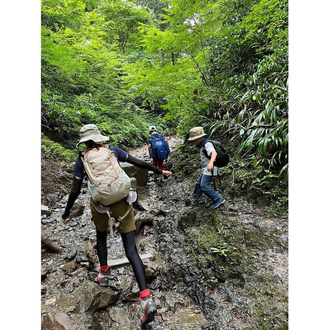 青木裕子のインスタグラム：「旅色🏔  旅色LIKESにて、親子旅の様子を連載中です✍️  これまで様々な地を旅してきた裕子さん。 意外とアクティブなんです🙈 写真は高尾山と富士山に登った時の写真です📸 (2022.9.16の記事)  少しでもみなさんの親子旅のヒントになれば嬉しいです🍃  旅色の連載は、プロフィールのハイライトのリンクよりご覧いただけます🔎 是非ご覧ください。  #旅色　#旅色LIKES #青木裕子　#裕子の日常」