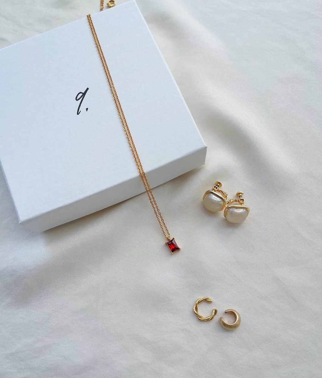 のインスタグラム：「🦢 ⁡ 最近、よくつけているお気に入りのアクセサリー紹介💍 ⁡ ⁡ 軽度の金属アレルギーなので 特に首に触れるネックレスは普段つけないのですが この @9ban_________ のネックレスは 金属アレルギー対応素材なので ようやく、楽しめるようになりました🥹✨ ⁡ ⁡ 丸みのあるスクエア型のイヤリングは オーロラっぽい色が大好きでよく付けています♡ ⁡ イヤーカフ２つは、 お仕事現場では雰囲気的に付けないことが多いですが 配信する時とか、お休みの日に楽しんでいます👢 ⁡ ⁡ ⁡ ⁡ #イヤリング #パールイヤリング #イヤーカフ #シンプルアクセサリー #9ban #316lサージカルネックレス #キューバン#金属アレルギー対応 #pr」