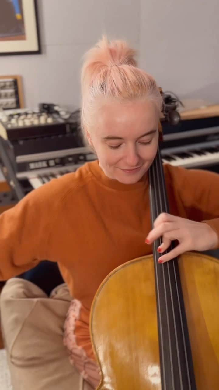 グレース・チャトーのインスタグラム：「We did a lil acoustic version of Don’t Leave Me Lonely, out today on spotify etc ☺️」
