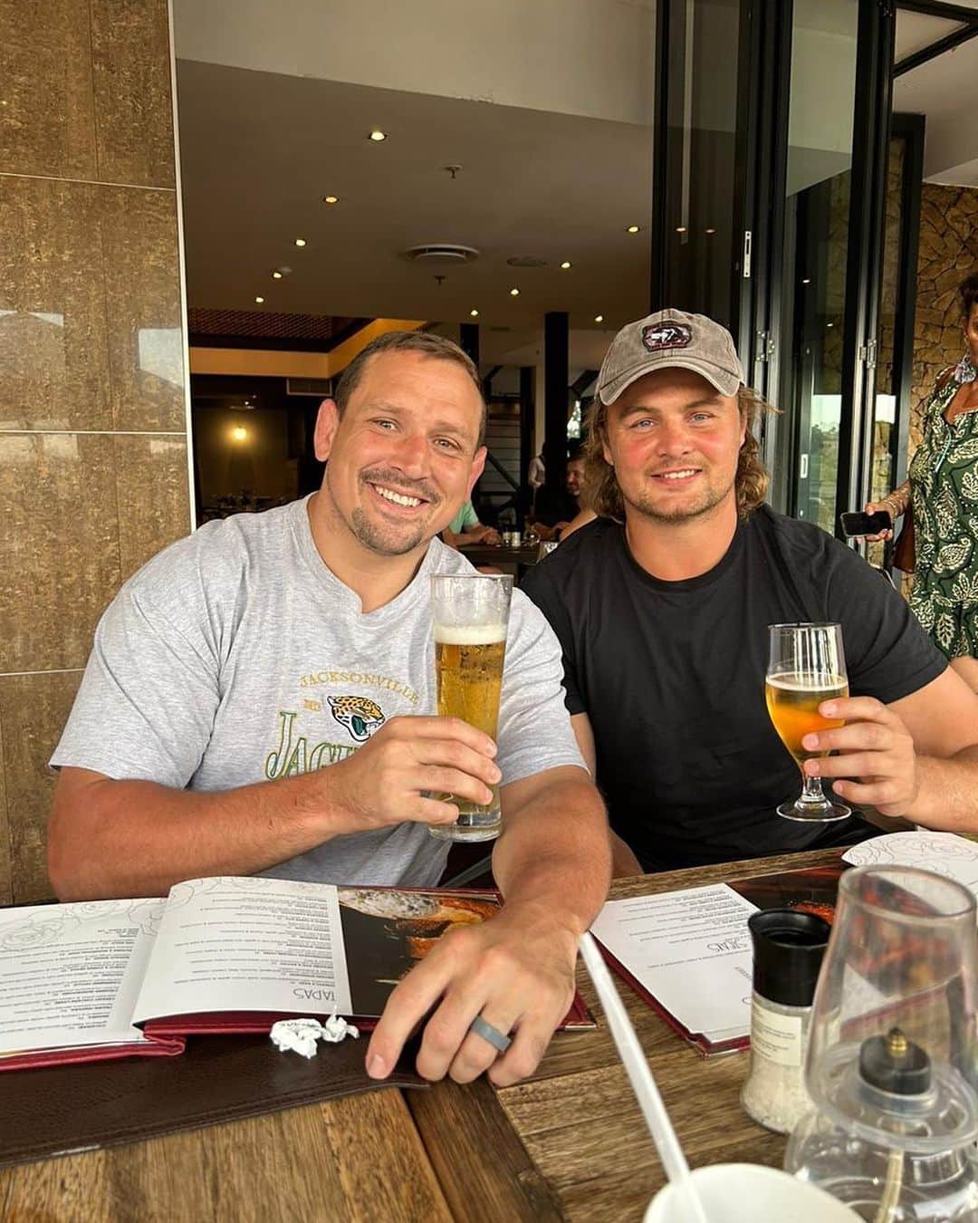 ヴィンピー・ファンデルヴァルトのインスタグラム：「Lekker om jou tesien my vriend 🍻! @ruanhenry」