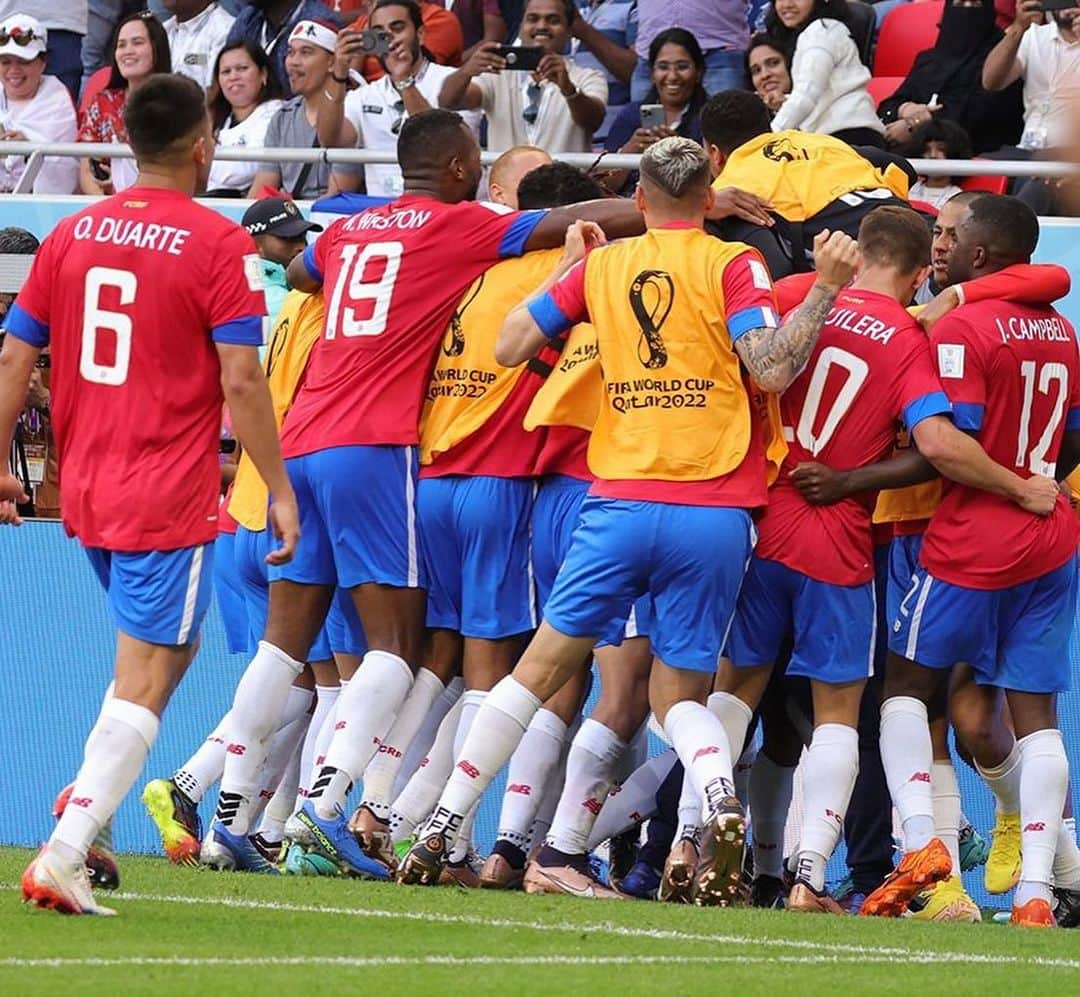 オスカル・デュアルテさんのインスタグラム写真 - (オスカル・デュアルテInstagram)「Defender los colores de 🇨🇷 en otro Mundial ha sido uno de los mayores regalos que el fútbol me ha dado. Decimos adiós a esta experiencia, tristes por no haber mantenido a nuestra selección en este mundial, pero con la satisfacción de haber podido soñar hasta el final. Gracias a todos los que estuvieron a nuestro lado en los buenos y en los malos momentos, creyendo en este EQUIPO. ¡PURA VIDA! 🇨🇷  @fedefutbolcrc  #añitamikilona」12月3日 3時34分 - oduarte06