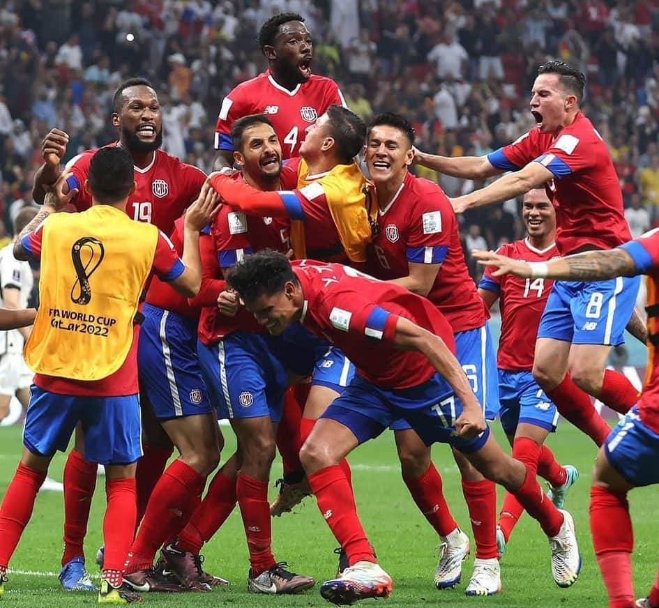 オスカル・デュアルテのインスタグラム：「Defender los colores de 🇨🇷 en otro Mundial ha sido uno de los mayores regalos que el fútbol me ha dado. Decimos adiós a esta experiencia, tristes por no haber mantenido a nuestra selección en este mundial, pero con la satisfacción de haber podido soñar hasta el final. Gracias a todos los que estuvieron a nuestro lado en los buenos y en los malos momentos, creyendo en este EQUIPO. ¡PURA VIDA! 🇨🇷  @fedefutbolcrc  #añitamikilona」