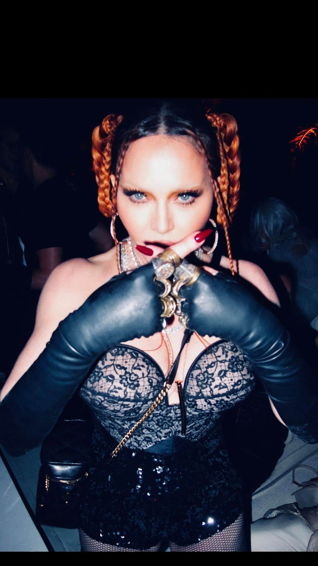マドンナのインスタグラム：「Last night…… S E X on the beach was unforgettable ⚡️⚡️⚡️ Thank you @ysl and @anthonyvaccarello for all of your support and collaboration. !! 🖤🖤🖤 to all my friends and fam  who showed up!」