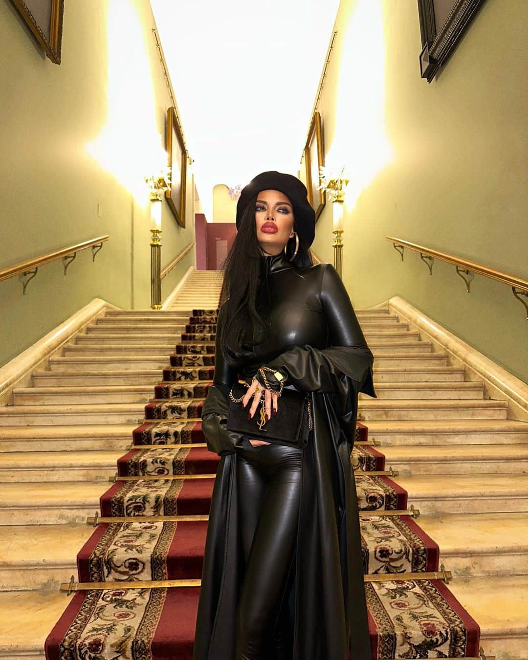 Nita Kuzminaのインスタグラム：「(листайте фото)  ЖЕНЩИНА и ЕЕ БОЖЕСТВЕННАЯ ПРИРОДА  Я считаю, что Женщина — есть Божественное искусство во плоти. Ее эстетику хочется жадно лицезреть, изучать ее содержание, мечтать/думать/фантазировать о ней, нарочно поддаваться ее сладкому искушению.. 🫦 Женщина, умеющая использовать свой дар во всем его проявлении — она вне конкуренции! Она есть Вселенная!  Все вокруг сами желают быть в ее власти, лишь бы вдохнуть глоток ее энергии, лишь бы хоть на микрон приблизиться к ее пространству и ощутить то блаженство, которым она может окутать вас..  Такие Женщины опасны тем, что они способны как воскресить вас, так и беспощадно уничтожить!  Лишь только люди с мощным внутренним ядром способны быть/любить/дружить с такими властными Женщинами, ибо «слабые» не выдерживают ее темперамента и ломаются.. ♠️」