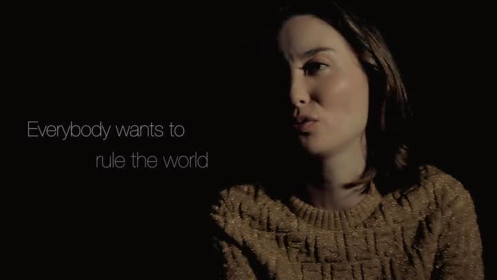 エミ・マイヤーのインスタグラム：「Music video for “Everybody Wants to Rule the World”! おはようございます🌞 新しいリリックビデオをアップしました！歌詞がとてもパワフルで、改めて歌いながら実感しました！https://youtu.be/d5IcKjVrALY  Had a great time making this music video and thinking about the lyrics. To me they’re a mix of ethereal, exasperated, united, matter of fact.  A rare line of frustration vs all in this together that Tears for Fears did so well! Thanks also to @theofficialrogerlove for helping me make my own interpretation of it!   Produced by @nicosegal Piano by @juliandavisreid Helped by @daisuke_nakamura_redproject   Hair and Makeup by @timokomiyagawa  Clothes thanks to #fendi #フェンディ  #nicosegal #tearsforfears #rogerlove #everybodywantstoruletheworld #cover #lyricvideo #リリックビデオ」