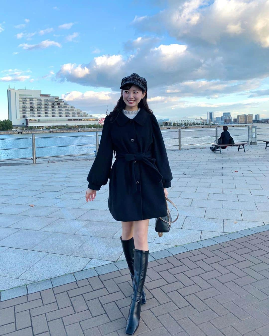 川村まりのインスタグラム：「後ろで黄昏てるのは母  このコート可愛すぎて😭なんでグレイルって安いし可愛いし、生地しっかりしてるの、、買い物行くのめんどくせ！でも服欲しい！ってなる私にはありがたすぎる。。笑笑  #ミニ丈#ミニ丈ワンピース #ミニ丈コート#アウターコーデ #ミニ丈アウター#ミニスカート#ミニスカートコーデ #ロングブーツ#ロングブーツコーデ #キャスケット#キャスケットコーデ #キャスケット帽#ミディアム丈コート #ミディアム丈#アウターコーデ」