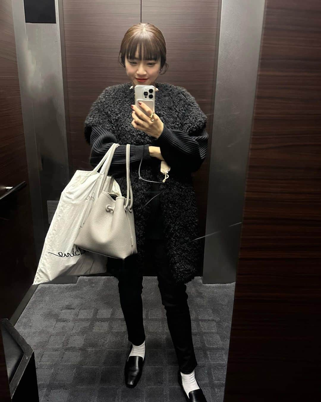 春名亜美さんのインスタグラム写真 - (春名亜美Instagram)「昨日の打ち上げコーデ🍶🖤  #ベスト @think_fur  #ニット @searoomlynn_official  #pants @yanuk_official  #bag @vasic_japan @vasic_aoyama  #shoes @dhyanadot  ・ ・ ・ #thinkfur #searoomlynn #yanuk #vasic #vasicbond #vasicbondmini #vasicnewyork #dhyanadot #スキニー #モノトーンコーデ #忘年会 #忘年会コーデ」12月3日 19時42分 - amiharunaami