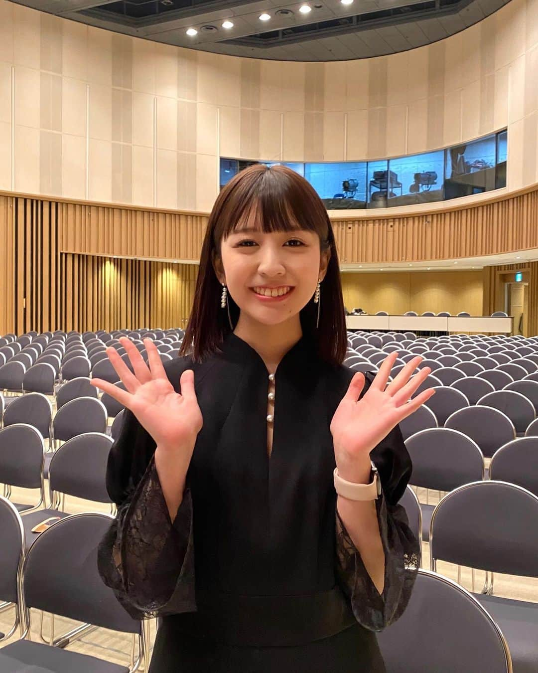 岡田美里のインスタグラム：「昨日行われた、「ミスアンドミスター東大コンテスト2022 フィナーレ」で司会を務めさせていただきました！  昨年もでしたが、ファイナリストたちの最後の言葉には、いつも胸が熱くなります。この5ヶ月間が皆さんにとって、忘れられない大切なものになりますように😊  一緒に司会をした、いーだくんもありがとう！ナイスでした👍  #ミス東大 #ミスター東大 #3枚目は無事に終えられて安堵の表情」