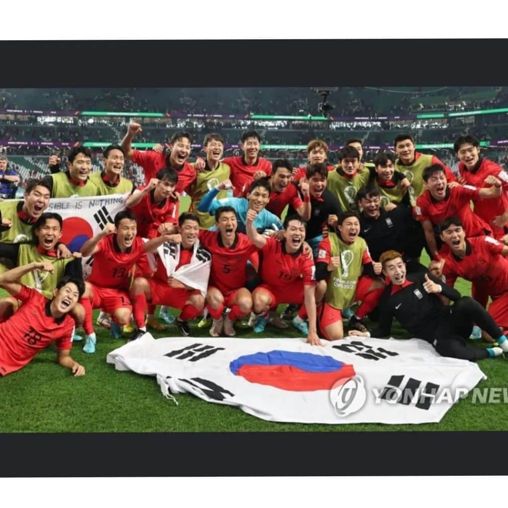 キム・ジスのインスタグラム：「와앙~어제 피마르고 심장 쫄려 몇번을 부여잡았는지 몰라요~ 끝날때까진 끝난게 아니죠! 인생도 게임도~! 제가 제일 좋아하고 자주 하는 말이기도 합니다.☺️ 경기 더 짜릿하고 재밌으라고 승리도 드라마틱하게 해주시고~😄 우리 또 이런 드라마틱한거 넘 좋아라하죠~😁 너무 늠름하고 멋진 우리 선수들 덕분에 너무 너무 행복하고 가슴 뭉클, 울컥했던 어제~너무 감사합니다!🥰   가자~16강!!!   #카타르월드컵 #16강진출 #영원한승자는없다」