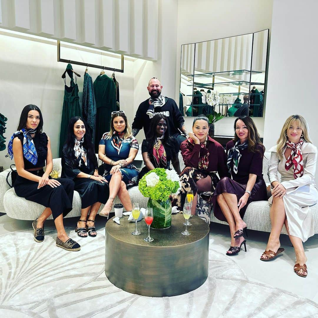 アドリアナ・リマさんのインスタグラム写真 - (アドリアナ・リマInstagram)「Morning with the most beautiful ladies of @fifaworldcup and and the capitan @kirkmyersfitness @dogpound for a little private shopping spree @eliesaabworld」12月3日 18時51分 - adrianalima