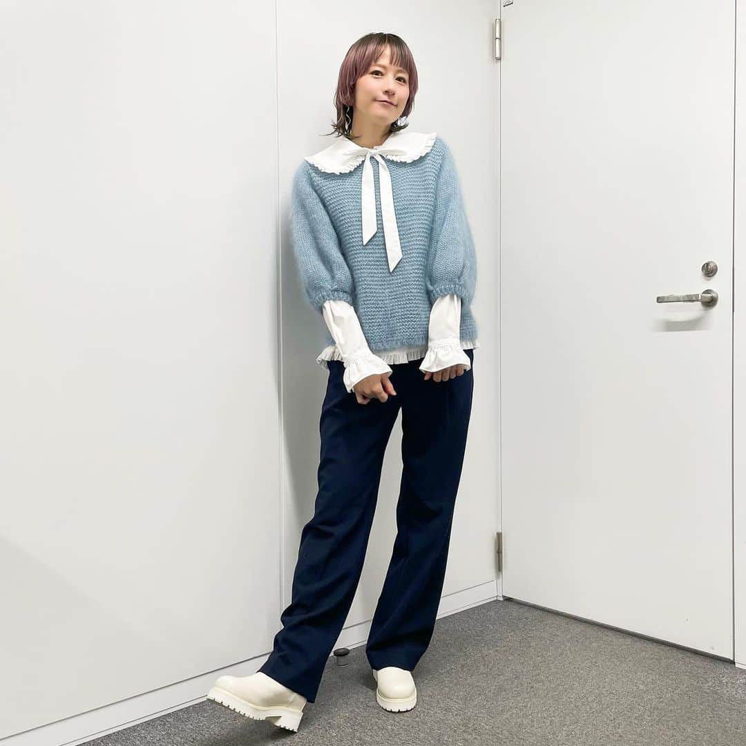 のインスタグラム：「ㅤㅤㅤㅤㅤㅤㅤㅤㅤㅤㅤㅤㅤ 『BSイレブン競馬中継 SUNDAY』 (2022.11.27分)のお衣装です☻ ㅤㅤㅤㅤㅤㅤㅤㅤㅤㅤㅤㅤㅤ #衣装戦隊ミヤジマン  ニット&シャツ&パンツ♥︎#thomasmagpie  ㅤㅤㅤㅤㅤㅤㅤㅤㅤㅤㅤㅤㅤ シャツかわいいんだよ襟が大きくて！！ ㅤㅤㅤㅤㅤㅤㅤㅤㅤㅤㅤㅤ スタイリストさん→ @stylist_sanae_ymsk_  #衣装 #ootd #bs11 #bsイレブン競馬中継 #競馬 #競馬女子 #umajo #宮島咲良 #ミヤジマン #ぼっち戦隊ミヤジマン」