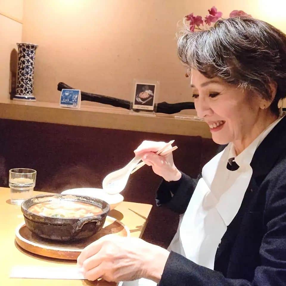 のインスタグラム：「食べることは私の元気の源‼️ 名古屋で頂いた黄金のしゃぶしゃぶと大好きな味噌煮込みうどん🎵 美味しかった～  怒涛の1週間が終わりました🙌 朝から夜までの撮影2日間、梅田でのベルばら展の榛名さんとのトークショー、名古屋でのトークショー。取材～ たまたまお仕事が続いただけですが😅 撮影のことは又お知らせしますね。  今日はお家でゆっくりしています😌 寒いので皆様お気をつけて、お風邪などひかないようにして下さい🙋  #味噌煮込みうどん #安奈淳」