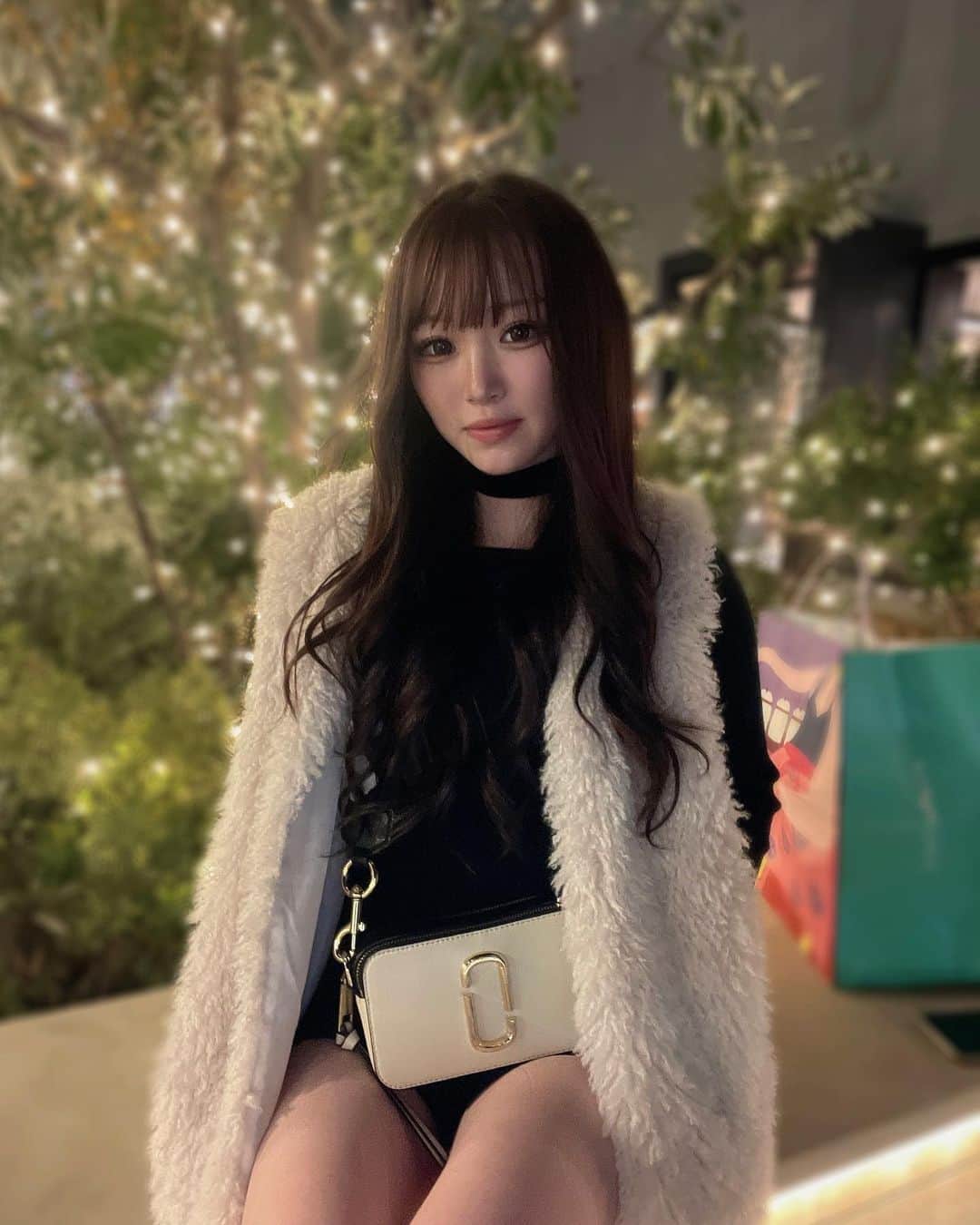 平野夢来（ゆぴぴ）のインスタグラム：「どこ歩いてもキラキラ可愛すぎる🎄🤍🤍 . . . 髪色落ちてきていい感じにとゅるとゅる~＾＾ #エクステ#エクステ#シールエクステ#Laftale#過去ピク」