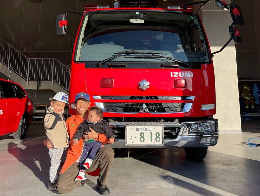 田中明日菜さんのインスタグラム写真 - (田中明日菜Instagram)「. 1日警察署長👮‍♂️ 消防署訪問🚒  【保育園の卒業文集🌸】  将来の夢は警察官になることでした👮‍♂️  陸岳スクスク成長中👦👶」12月3日 11時06分 - asunatanaka