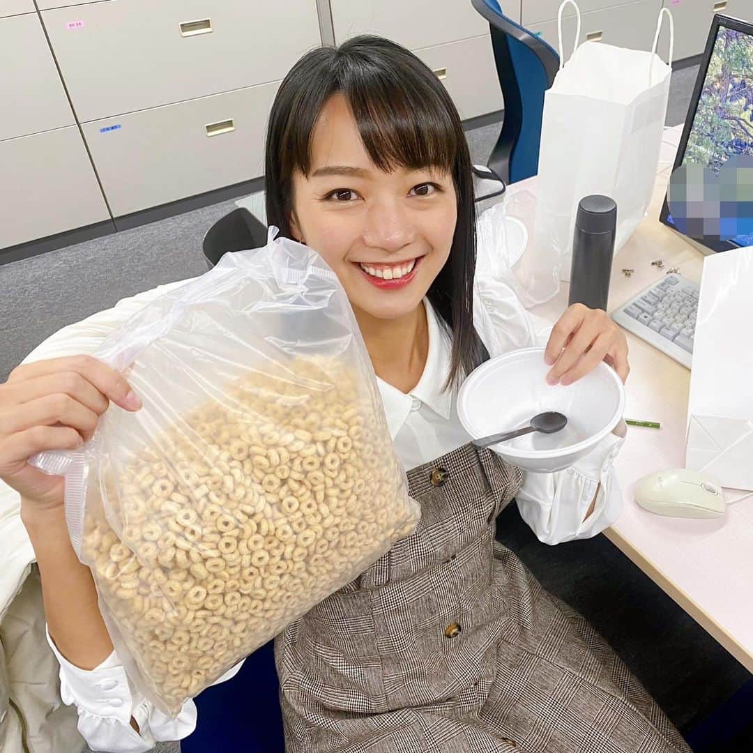 紀真耶のインスタグラム：「昨日の朝ごはんと衣装✨ 牛乳は水筒に入れて持参！ 雪乃さんが写真に残してくれましたよ！  ☆ ☆ #会社朝ごはん  #シリアルはロッカーで保管 #雪乃さんと草薙さん変なのって顔してたけど #本当は食べたかったと思う #衣装 #ワンピース #テレビ朝日 #アナウンサー #紀真耶」
