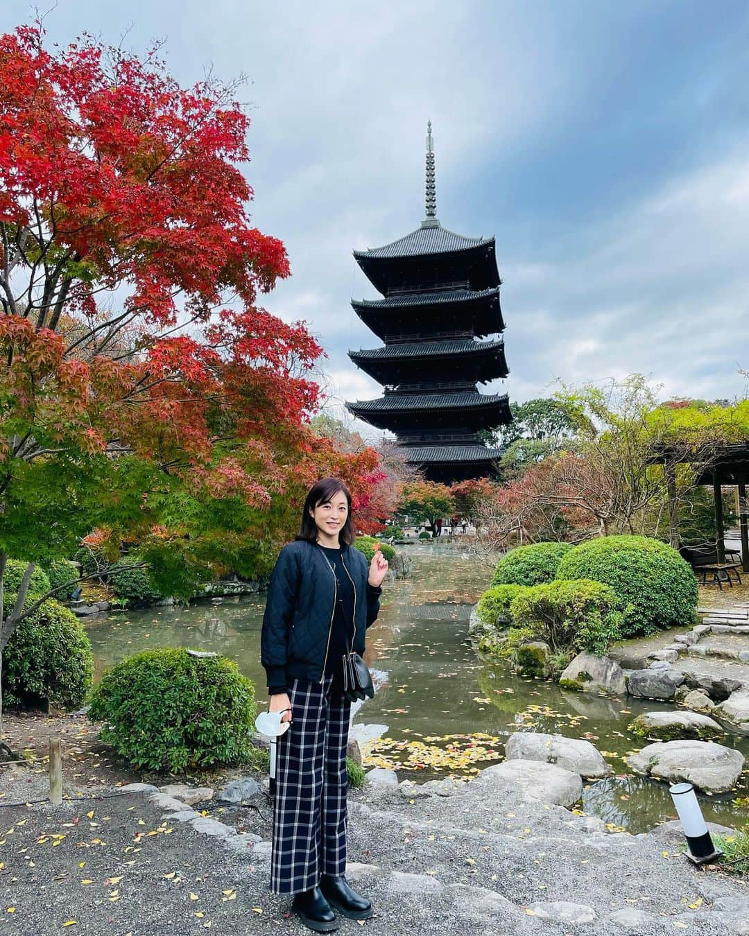 青山倫子さんのインスタグラム写真 - (青山倫子Instagram)「_ 新幹線に乗る前に、ちょっと散策。 紅葉に心躍って夢中でたくさん歩いて、そして仏像さまに会いに。 空気がピーンと張り詰めた厳かな空間。 何とも言えないこの空気感、たまらなく好き。 目が合って、心に電気が走った。 まるで日々のあれこれを見抜かれているような。 毎日をもっと大切に、丁寧に過ごさなくては。 やっぱり京都ってすごい。 心が洗われるね。  #青山倫子 #京都 #散策 #お散歩 #紅葉 #仏像 #東寺 #心を射抜かれた #心洗われる」12月3日 11時13分 - noriko_aoyama1229