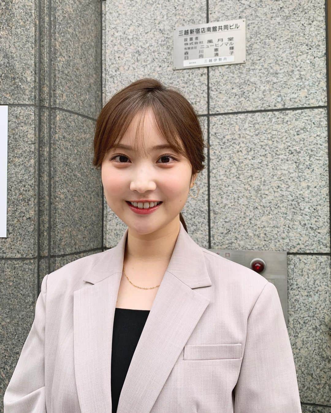 のインスタグラム：「. みなさんお寿司🍣はお好きですかー？😚  美味しいお寿司 開拓したいですよね✨  本日の王様のブランチ👑 午後の部のグルメコーナーにて 回転寿司ロケに行ってきました🍣  私がよく行くお店も紹介しています⭐︎  回転寿司ってほんとテーマパーク🧚🏻  こんな贅沢なことがあっていいのかって たらふく美味しいお寿司食べました😋  どのネタが気になったか 教えてください~♪  #王様のブランチ　#回転寿司　#お寿司　#グルメ #ジャケットコーデ　#コーデ  . . . .」