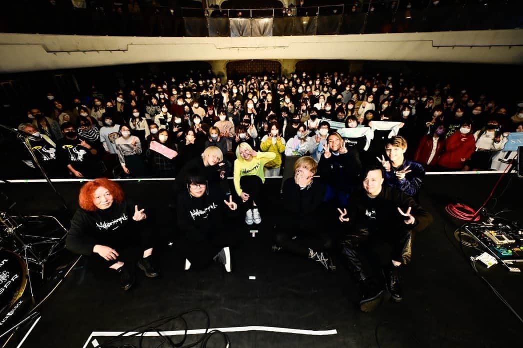 是永亮祐のインスタグラム：「真空ホロウ キネマ倶楽部 とってもたのしかったです！！！！  が、どんな角度で弾いてるん🐈💐  photo by 高田真希子　@mckee.1117」