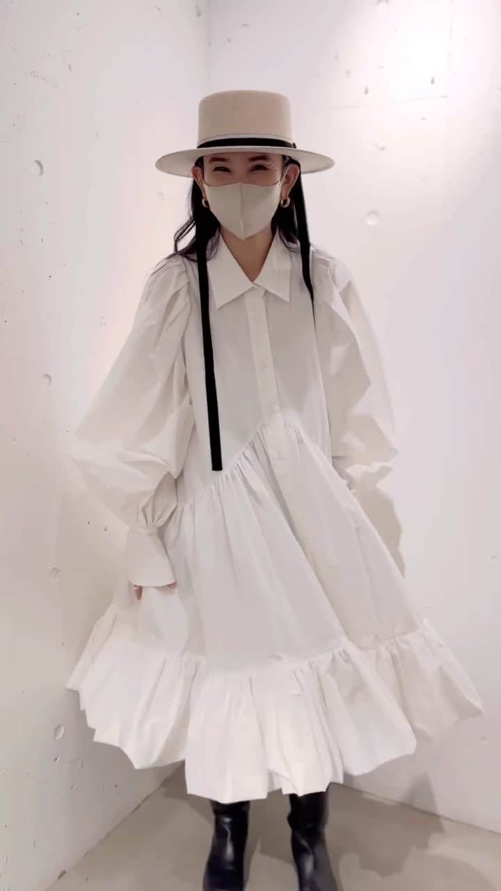 鈴木詩織のインスタグラム：「🤍🤍🤍 展示会でオーダーしたワンピースがとってもお気に入り🥹 このボリューム感たまらない♡  さりぴよは黒オーダーしてた🐼  ⁡ ⁡ ⁡  #ss展示会#labelleetlabete#chapeaudo#ワンピースコーデ#アラサーコーデ#大人フェミニン#30代ファッション#30代コーデ#ラベルエチュード#シャポードオー」