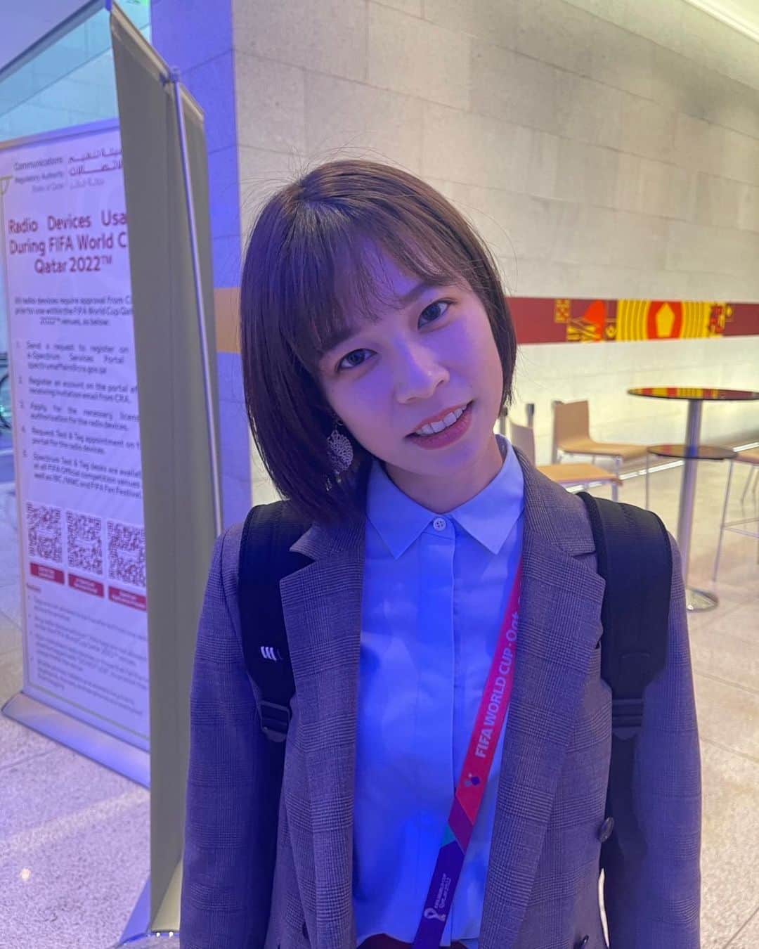 フジテレビアナウンサーのインスタグラム：「. カタールの西岡です。  日本代表の前日記者会見で、いつも気づいたことを記入するメモ帳に、何をメモしていたのかと問われた森保監督。  答えはまさかの、「鈴木さん」。 会場に衝撃が走りました。  （この問いかけの前に質問していたのがたまたま鈴木唯アナだったので、森保監督流のジョークだったようです）  メモに書かれた(？)鈴木さんはこんな表情です。  さぁ、我々も一丸となってこのまま日本を応援しましょう！  #FIFAワールドカップカタール2022 #西岡孝洋 #鈴木唯」