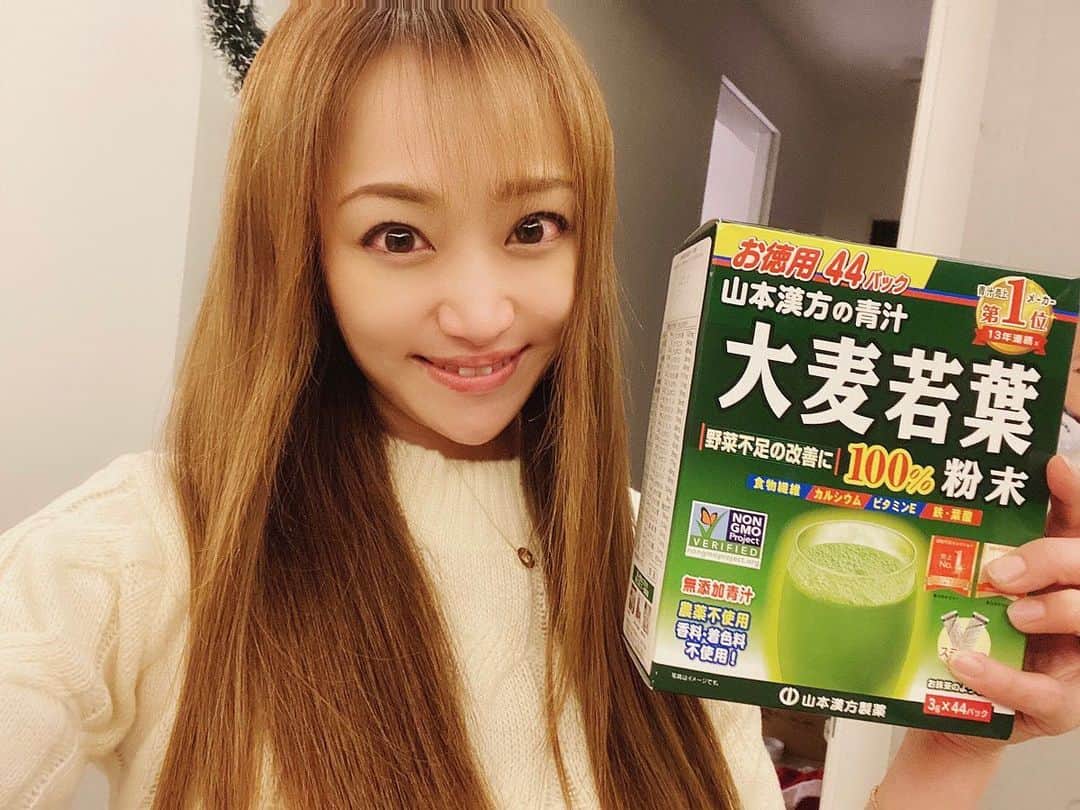 葵ゆりかのインスタグラム：「美味しい青汁見つけた❤️ 匂いも味も癖がなくて、抹茶みたいでとっても飲みやすい。 普通にお茶みたいに飲めちゃいます。  野菜たくさん摂りたいけど、外食続いたり、なかなか難しい時もありますよね。  山本漢方の大麦若葉は、1杯の青汁に「ほうれん草2株分相当の鉄分」「トマト1.4個分の総カロチン」「レタス1/3個相当の食物繊維」を含みます。 他にもミネラルやビタミンも含まれてるので、一杯で、身体に嬉しい栄養素がたくさん摂れちゃいます。 毎朝飲むのを続けようと思ってるよ☺️  @kanpoyamamoto を フォローすると - Bose QuietComfort〓Earbuds II　5名 フォロー＆指定タグ投稿で AKレーシング ゲーミングチェア　5名 Wチャンス・トリプルチャンスとしてヤマカンオリジナルグッズ・ヤマカン商品が当たるキャンペーンが、年末にあります✨ チェックしてみてね❤️  #ヤマカン大感謝祭 #山本漢方製薬 #山本漢方 #ヤマカン #大麦若葉 #青汁　#美容　#健康　#beauty」