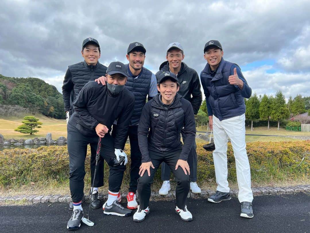 のインスタグラム：「第1回RGゴルフ納会 最高でした！いいメンバーでした。みんなありがとう！3枚目に僕の極上のスイングをお見せします。ゴルフの事なら何でも聞いてくださいww #rggoalkeepergloves  #ゴルフ #伸び代の塊  #ほっちゃん来季も金山をうまく扱ってね #加藤くん来季も自腹購入あるか #オザがんばれ #金山はハワイは行くが福岡は来ない（仮病欠席） #さあさあさあ」