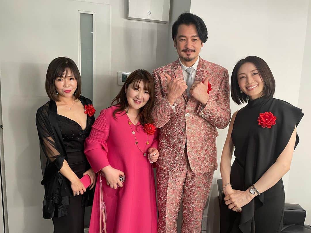 坂村かおるのインスタグラム：「「第13回美魔女コンテストTOKYO」が12/1日、東京・原宿のWITH HARAJUKU HALLで行われ 今年は3年ぶりの有観客開催で、当日の一般投票、事前ウェブ投票、審査員評価の総合計でグランプリなど各賞を決定いたしました！  今回私は、🌹審査員として参加させて頂きました！  👑グランプリには木曽千草さん 🌟準グランプリは南恩智さんが受賞しました。 笑顔が印象的でとても美しく健康美溢れるお二人でした💕  桐野安子審査委員長は「今回は票が拮抗して、誰がとってもおかしくなかった」 「苦労すればいいというわけではないですが、苦労して培ったものが外に出てきてみんなを癒やすと言いますが笑顔力がものすごかったなと思います」と語っておりました。  「美魔女コンテスト」は年齢を感じさせない外見美と知的美を競う才色兼備な真の大人の女性「美魔女」を発掘するコンテストとして2010年から光文社の雑誌「美ST」が主催していますが、  「苦労した肥やしが培って誰かを癒せる花になる」  これからの「美魔女」はそんな女性像になっていく様な気がします。 ・ 私も「クィーンオブ美魔女」としてこれからも減退する体を労いながら、小さくも道端で見つけて貰える可愛い花の様になっていきたいと来年の抱負になった年末でした☺️ ・  いつも「いいね！」を頂きありがとうございます。 皆さんのコメントに元気を貰っています😊  #クィーンオブ美魔女 #team美魔女 #美ST #坂村かおる #トータルビューティーアドバイザー #美しく老いる #バランス #美容 #コスメ #ファッション #今日のコーデ #トータルバランス #お洒落な人と繋がりたい #コスメ好きな人と繋がりたい #美意識高い人と繋がりたい #美魔女 #美魔女が変わる #アップデートしてる人と繋がりたい #自分らしくアップデート #小田井涼平 #美魔女コンテストTOKYO13回」
