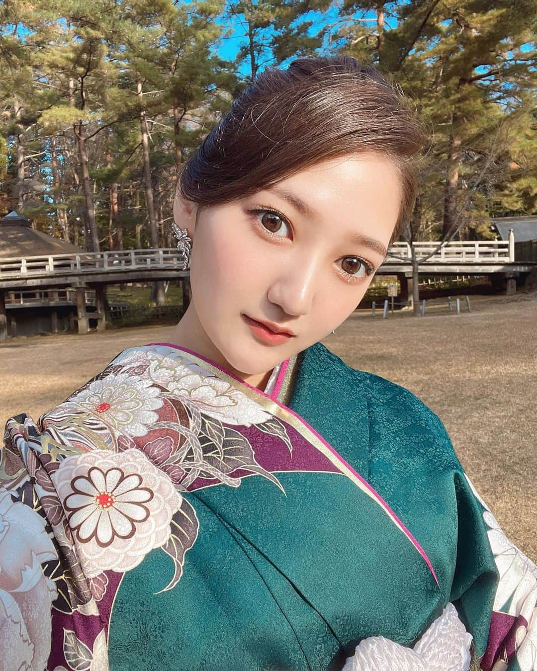 井上裕未さんのインスタグラム写真 - (井上裕未Instagram)「兄妹の結婚式で和装したの👘❤️‍🔥 新郎新婦和装だったんだけど凄い綺麗だった👏🏻😭結婚式って素敵なのね🫶🏻 一日中着物だったから疲れるかと思いきや楽しくてそんなの忘れてたし沢山ご飯も食べてたわ🤣花より団子的なやつかな😵‍💫 . 内カメだからお着物逆に見えるだけだよ🤭 . #和装 #振袖 #和装 #👘 #🇯🇵 #instagood #ootd #kimonostyle #하객룩 #like」12月3日 13時35分 - __141umi