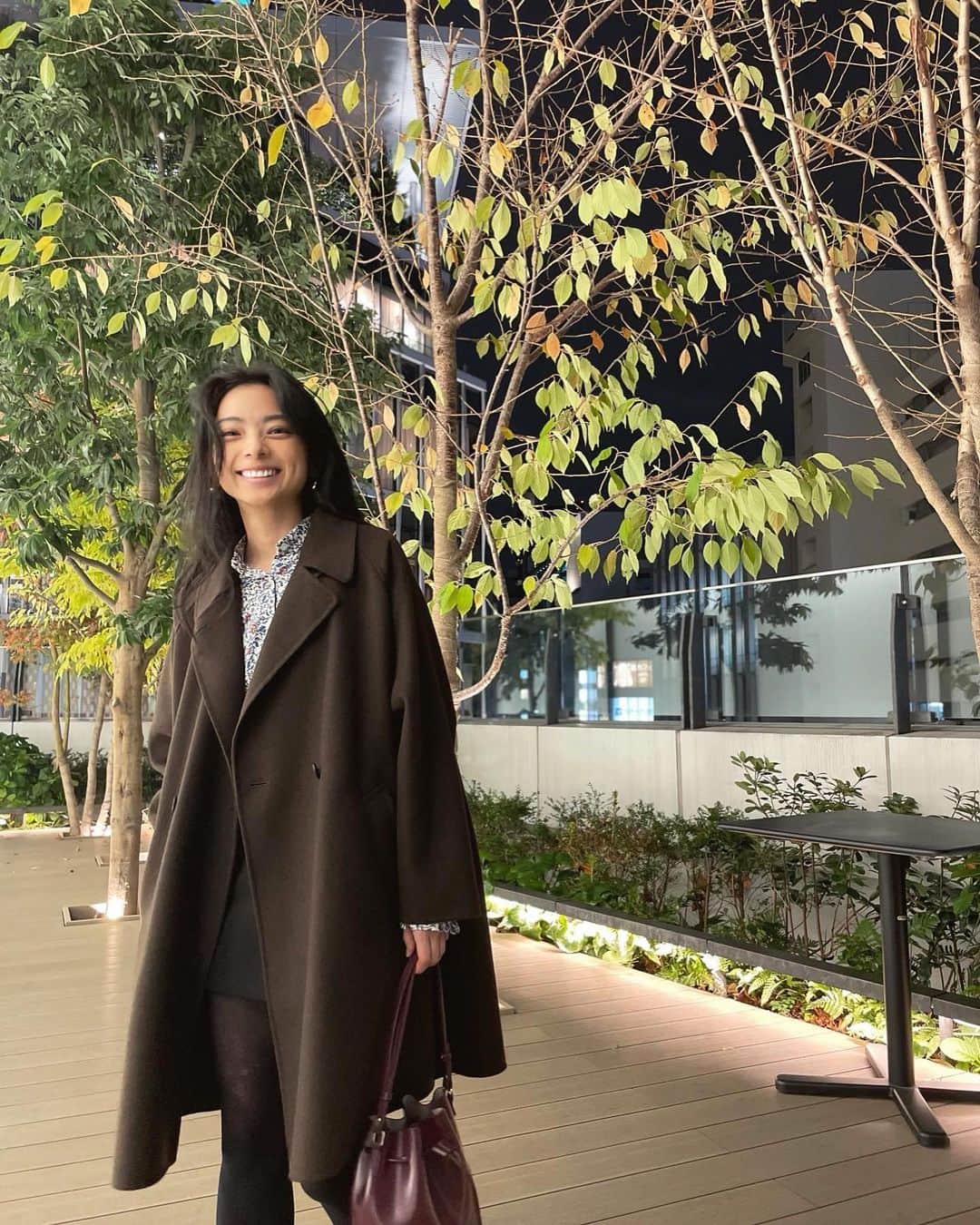 蒼あんなのインスタグラム：「早い早すぎるううー 今年も残り1ヶ月😮🍁  クリスマスのネオンって 今年一年がもう終わっちゃう寂しさも 寒さが何かを運んで来てくれる みたいな気もしてなんか複雑な季節😂  でも新しいアウターゲットして 外出るのもなんか楽しい\( ˆoˆ )/ おっきめのシルエットで さらっと羽織れて💓 今年の冬お世話になります😋💙💙  @beautyandyouth_official  でチェックできるよ🌼 リバーポンチョコート DK.BROWN ¥41,800(tax in)  #BEAUTYANDYOUTH #UNITEDARROWS #ビューティーアンドユース #ユナイテッドアローズ #ポンチョ #コート #冬コーデ」