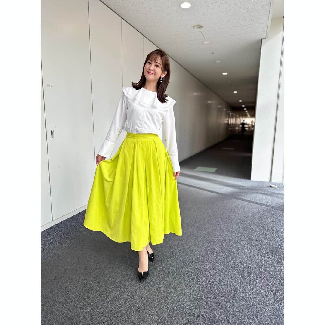 のインスタグラム：「#ワイドスクランブル 衣装👗 1.2 ブラウス・スカート @celford_official アクセサリー @star_jewelry_girl 3 トップス @celford_official パンツ @_hyeon_jp アクセサリー @near_and_dear.shop 4.5 ワンピース @celford_official アクセサリー @star_jewelry_girl 6 ABEMA ワールドカップ トップス @celford_official スカート @herlipto アクセサリー @near_and_dear.shop」