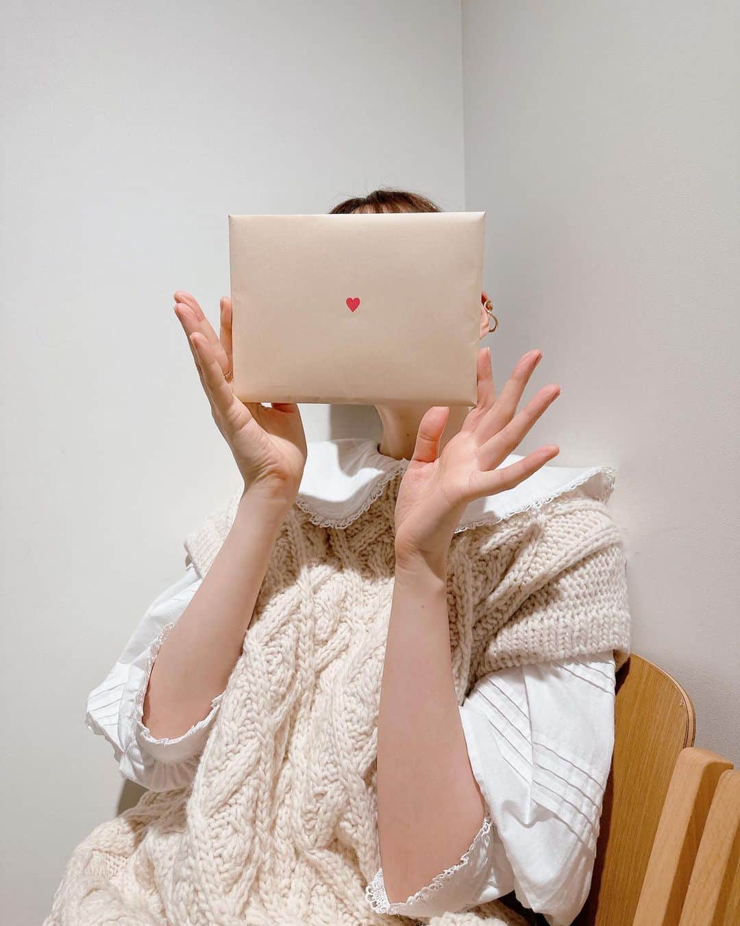 のインスタグラム：「本日カレンダーが発売となりました♡  こんな感じで封筒に入って届きます♡ 一枚一枚特製のスタンドに立て掛けるタイプ😚  裏表に写真が載ってます✌︎  来年がみなさんにとって良い年となりますように🥰」