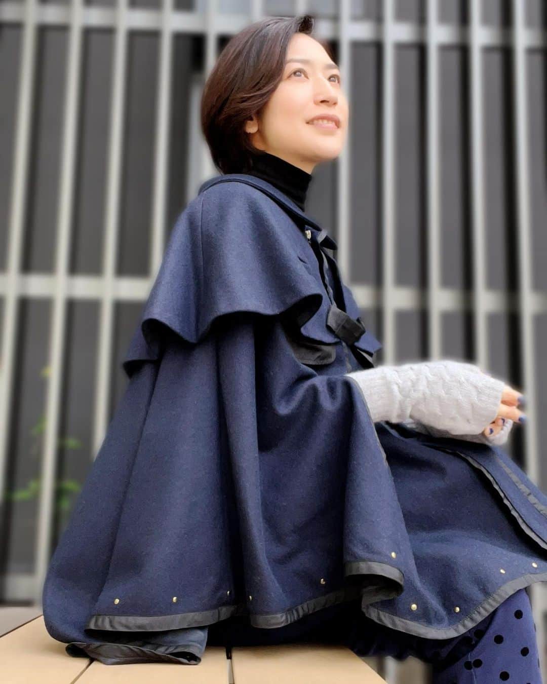 藤真美穂のインスタグラム：「* 師走に入ってグッと寒さが増しましたね。 相変わらず薄着なのですが 首・足首・手首は温めたい。 プレゼントでもらったカシミヤの手袋🧤🎁💙 指先出てるのに ほぇ…あたたかくって驚き😳 ・ ・ @parafuse.okubo.saitama_tokyo  #ありがと #手袋 #この日はW杯歴史的勝利の日 #顔浮腫んでパンパン #時間ギリギリで #bbと眉毛だけで家出てきた」