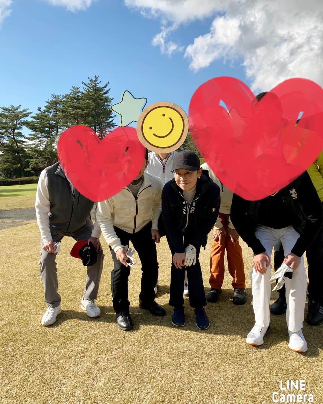 のインスタグラム：「富士山とゴルフ‼️  美しい富士山を眺めながら、 仕事仲間とのゴルフ！  風がちょっと冷たい一日ではありましたが、雪景色の富士山がとっても壮麗でした。  仲間とのゴルフはやっぱり楽しいもんです。  スコアは⁇  楽しいのが一番です‼️  さっ渋滞に巻き込まれないうちに戻ります。  リンは我が家のスーパーお手伝いさんと本日はお留守番です。  #富士国際ゴルフ倶楽部   #フレンチブルドッグ  #安藤優子」
