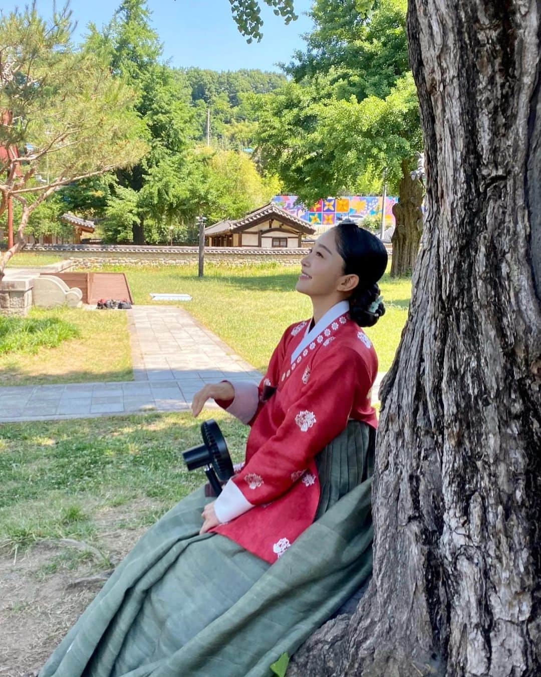 のインスタグラム：「무지더웠던 여름 촬영날, 빵얘기중인 보검구우우운 이랑 , 간택후궁마마님들 사이 스을쩍, 후궁마마님들 단체샷, 애정하는 승은후궁팀 오늘밤 슈룹 🫶🏻 이번주 마지막 😢」