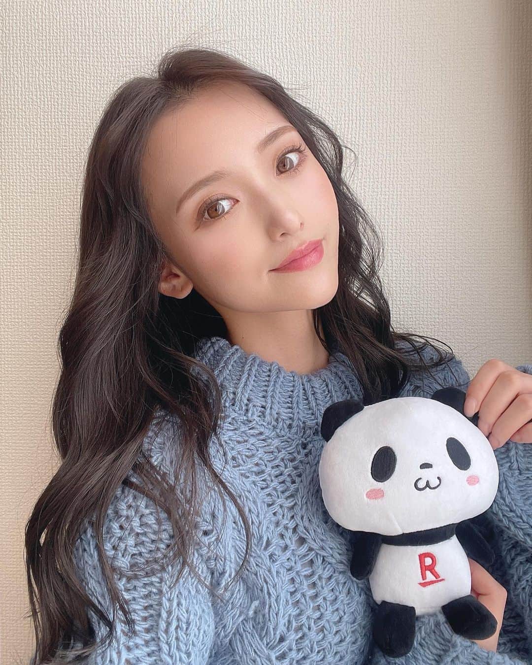 引地裕美のインスタグラム：「楽天モバイル契約したよ🐼📱📶  おうちで簡単に契約できて、使った分データ量に応じて勝手に安くなるワンプランで分かり易いからポンコツな私もデビュー出来ました👶🏻🖤  毎月携帯代高いなーって思ってたから、どう変わるかも楽しみ🫰🏻 使い心地も投稿するね🐥  #楽天モバイル #pr」