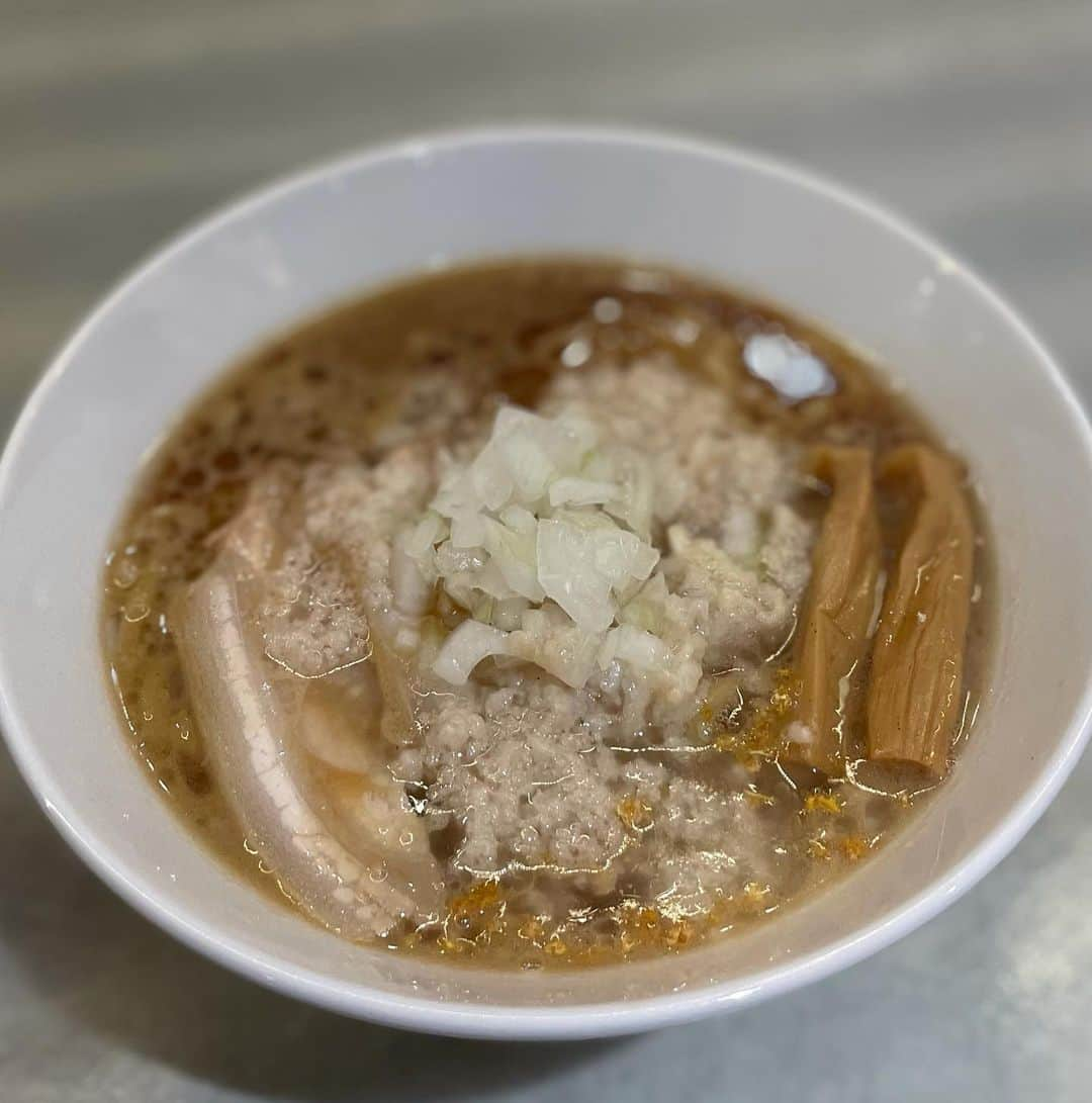 篠原祐太さんのインスタグラム写真 - (篠原祐太Instagram)「【新作限定麺が完成】  今回は、新潟・燕三条のご当地ラーメン「燕三条背脂ラーメン」を、コオロギを主役に製作してみました🍜🦗  明日12月4日と11日昼の営業で、限定提供します。  濃いめのコオロギ出汁に、背脂の油分を加え高温で炊いて乳化させたコオロギスープに、コオロギ醤油のキレをしっかり感じられる自家製コオロギタレを重ねます。  仕上げに、背脂とコオロギ香味油とのハイブリッドオイルをチャッチャしたら、完成です。  具材も最終試作中ですが良い感じですよ… （※写真は具材を乗せきる前です）  因みに、12月は「限定麺強化月間」です。  12月18日は、山本君 @kazukidesse による 「カメムシジェノベーゼ」を、 12月25日は、歩夢 @juniper223 の卒業制作 「ザリガニ鶏白湯ラーメン」をやります。  どれも唯一無二なのでぜひ食べにいらしてください。 もちろん通常のコオロギラーメンもあります。  ではでは、皆様のご来店お待ちしてます！  #地球 #日本 #東京 #日本橋馬喰町 #レストラン  #earth #japan #tokyo #nihonbashi #restaurant  #アントシカダ #昆虫食 #地球食 #地球少年  #antcicada #entomophagy #nature #adventure  #ラーメン #コオロギラーメン #東京グルメ #食べ歩き  #ramen #cricketramen #tokyorestaurant #foodie」12月3日 16時03分 - earthboy.64