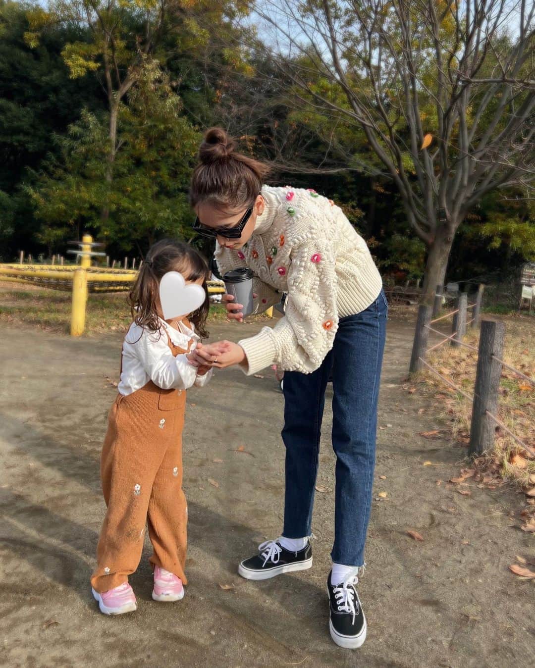 近藤千尋のインスタグラム：「今日は習い事行ったり公園で遊んだり あっという間の休日だ🌳🥰 あとは年賀状が出来上がってた💕🥺  今年も太田家は、 アンバサダーをさせて頂いてます、 「みてね年賀状」のアプリで作成したよ🤍  写真アプリ「みてね」と連携したら年賀状が最短１分で作れるの😍   もちろん連携していなくても カメラロールの写真からも作成できます💁‍♀️ 早ければ翌日に出荷されるよ😇   ちなみに、 こちらのクーポンコードを入れると 10%オフになります❤️ クーポンコード chipichan2023  詳しくは、 みてね @mitene_official  のプロフィールURLをみてください🙏😍   #みてね年賀状 #みてね  #pr #みてねアプリ #年賀状」