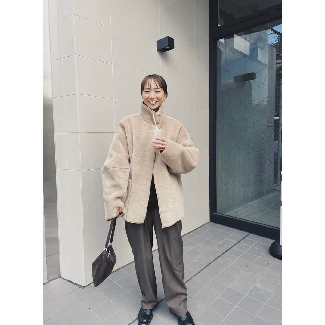 野尻美穂のインスタグラム：「すごい問い合わせきてます昨日のアウター🐻 サイズ、私はベージュの38だよ✍️  おまみが写真撮ってくれたのでアップ😙💞 お友達に撮ってもらうのなかなかないから照れている🤣🫶🏻  #todayful #wai_ships  #therow #lemaire #ootd」