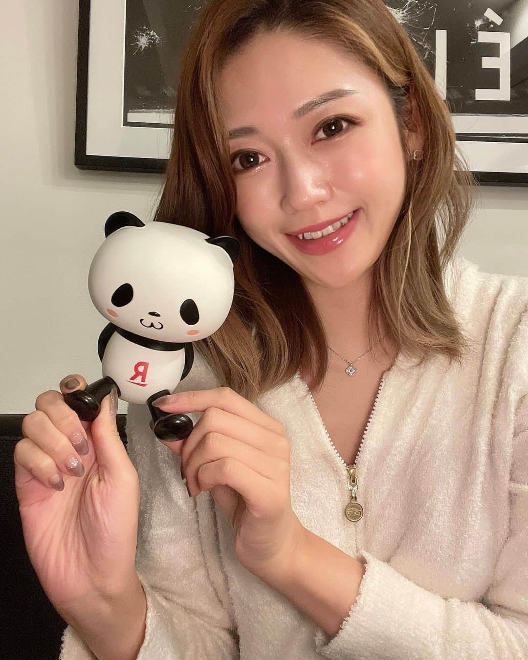 のインスタグラム：「ずーっっとCMを見て気になっていた楽天モバイル🐼遂に契約しました❤️  料金プランがとても魅力的で、気になってたけど契約手続きとか諸々面倒そうだな〜って思ってたらWebから簡単にできた🤣🤣w 元々、楽天市場でよく買い物するからユーザー情報の入力とか省けて手続きめっちゃ楽だったの❤️もっと早くすれば良かった🥺  料金プランは驚きのデータ使い放題で最大月2,980円❣️ （税込み3,278円）  ※公平なサービス提供のため通信速度の制御の場合あり。エリア外最大1Mbps。通話料等別 無制限は楽天回線エリアのみ  ゴルフ場でも問題無く使えるのかなー♡ そこがまだ未知なのでまたレポします🥰  #楽天モバイル #pr #ゴルフ女子」