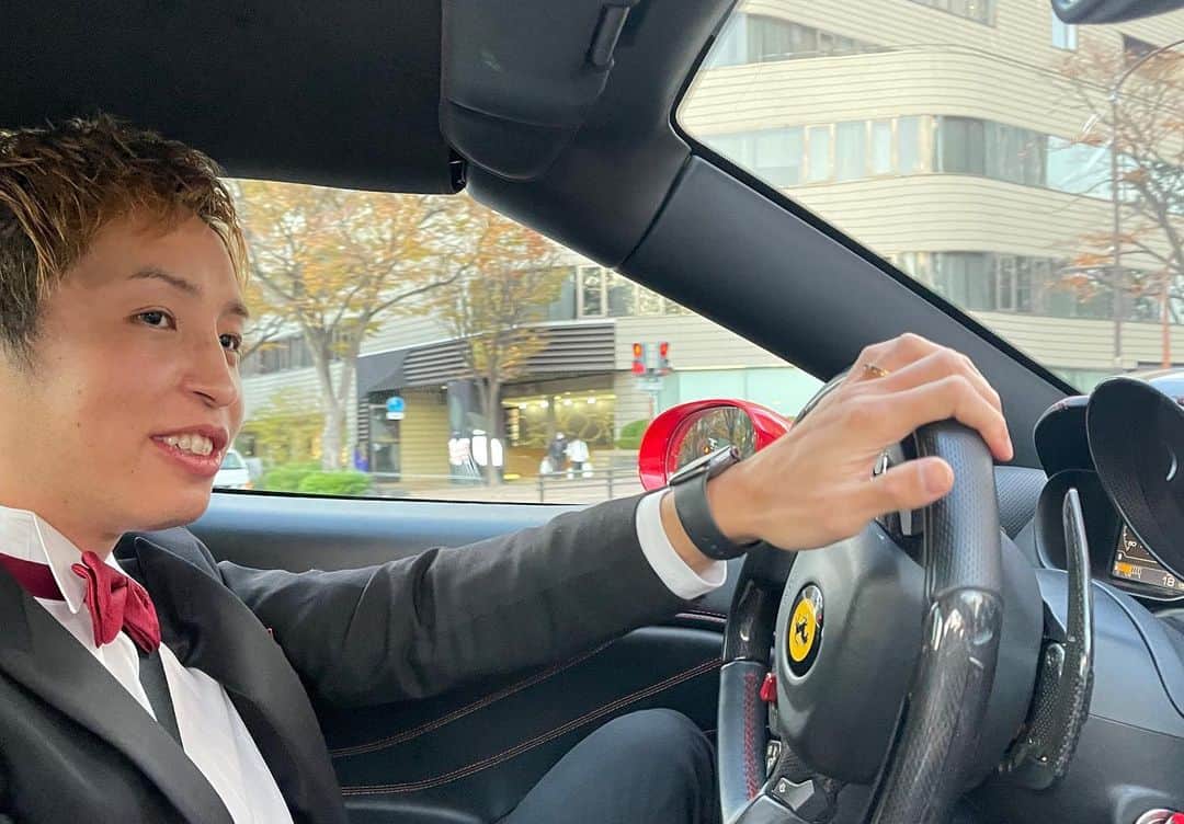 のインスタグラム：「タキシードにフェラーリ😚🕶🚗🤵‍♂️」